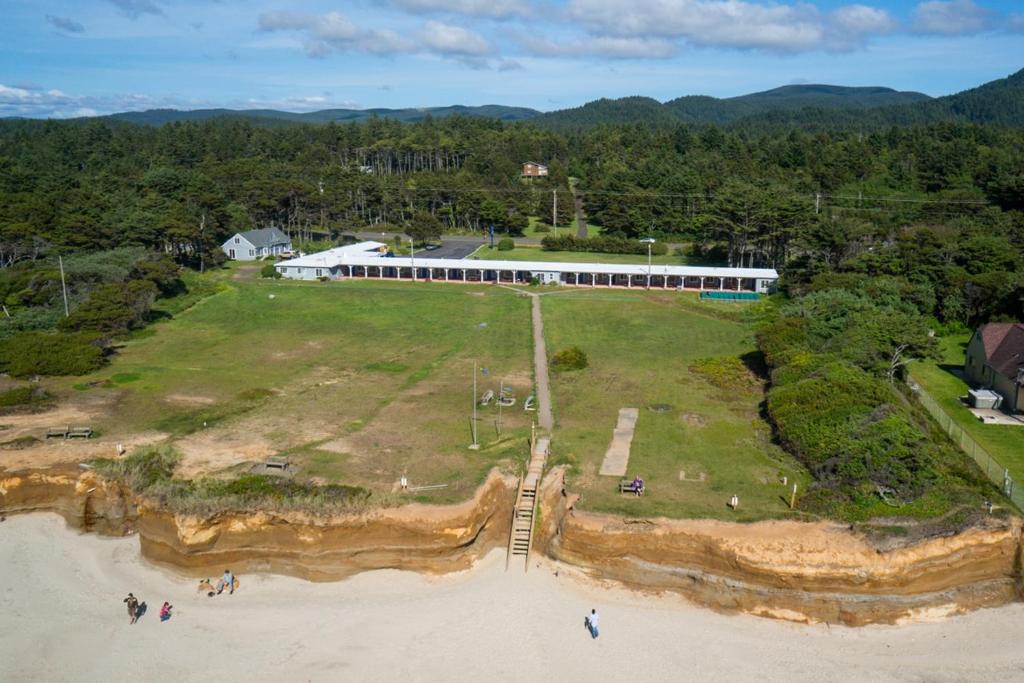 Deane's Oceanfront Lodge Main image 1